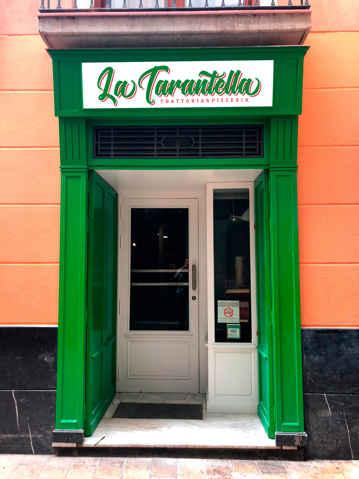 Imagen Corporativa Zaragoza. Diseño gráfico. Diseño rótulo y mural. Logotipo La Tarantella. Tarjetas corporativas. Cartas Restaurante. Dípticos. Trípticos. Catálogos. Papelería. Tarjetas. Packaging. Zaragoza. Diseño de Imagen Corporativa Zaragoza